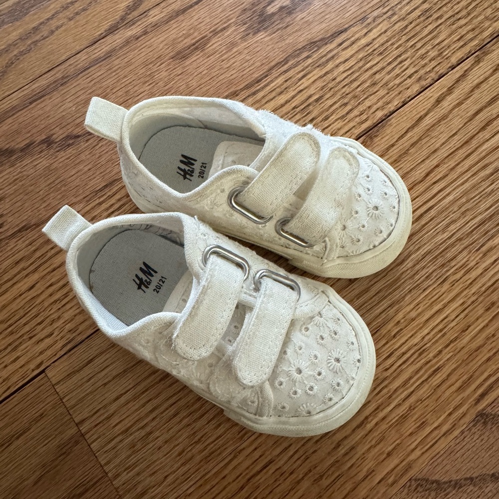 H&M Girls Eyelet Sneakers size 5.5